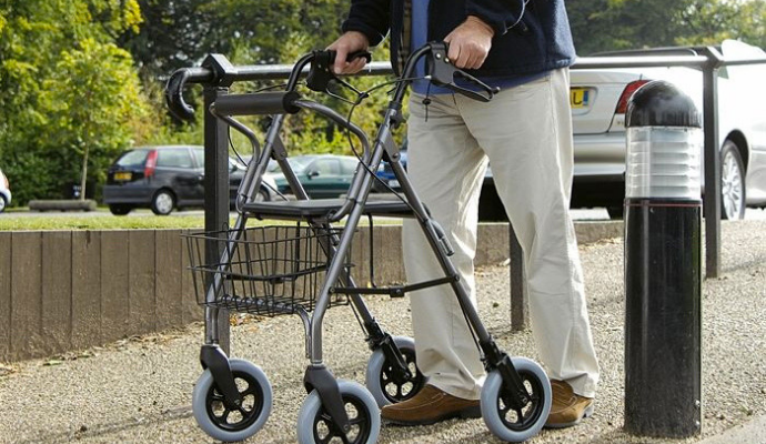 How to Choose Between Walking Frame and Rollator